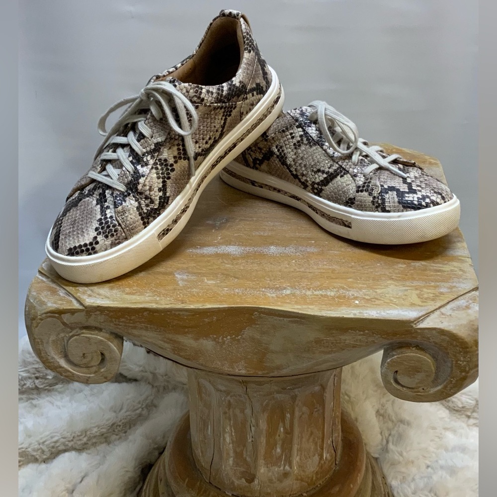 Unstructured by Clarks Lace Up Low Top Snakeskin Low Top Sneaker-WMNS Sz 6 - Picture 2 of 8